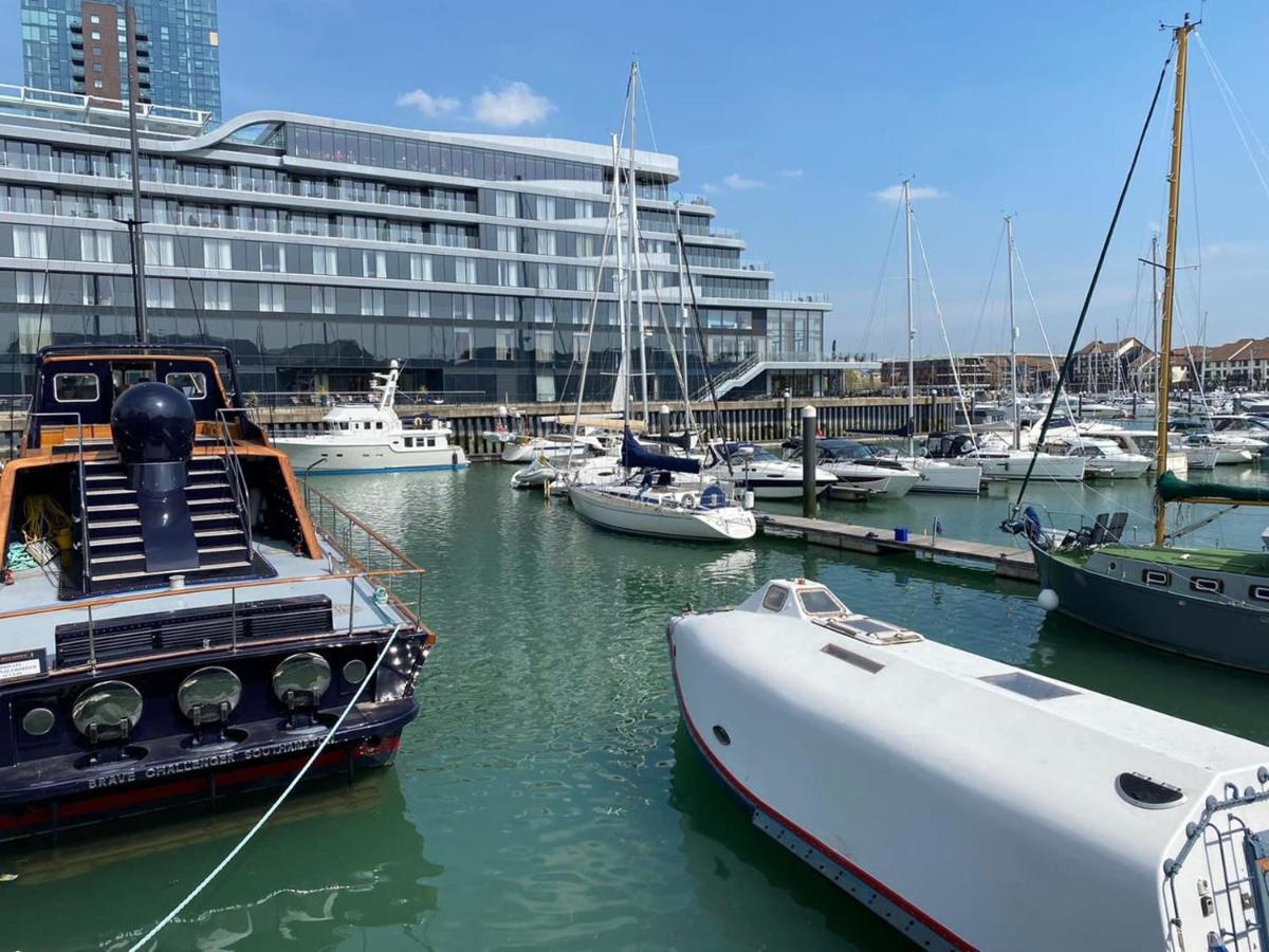 5 Star Ocean Village Marina Reconditioned Rnli Rig Life Boat Southampton Zewnętrze zdjęcie
